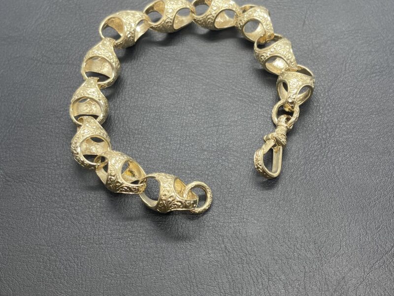 9ct Patterned Acorn Brracelet